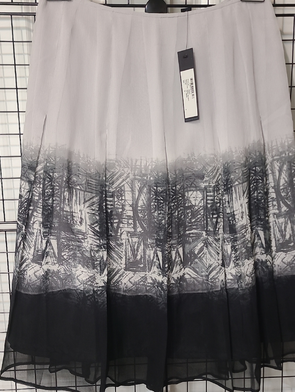 New ISDA Beautiful Silk Skirt. - Picture 2 of 10